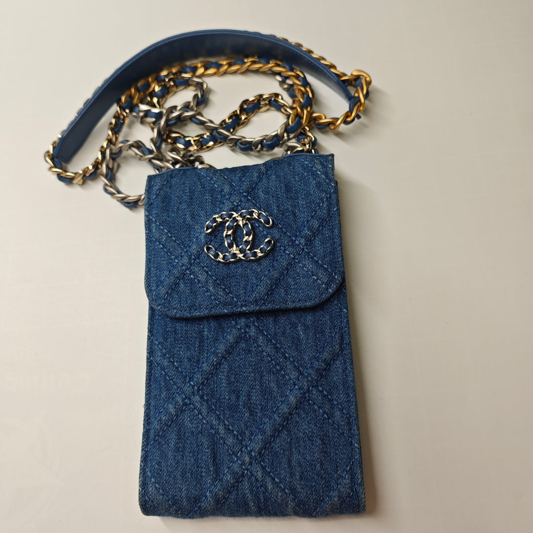 Chanel Jean 19 Phone Holder avec chaîne