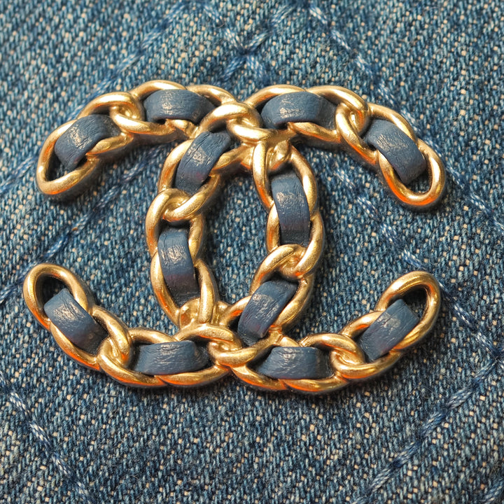 Chanel Jean 19 Phone Holder avec chaîne