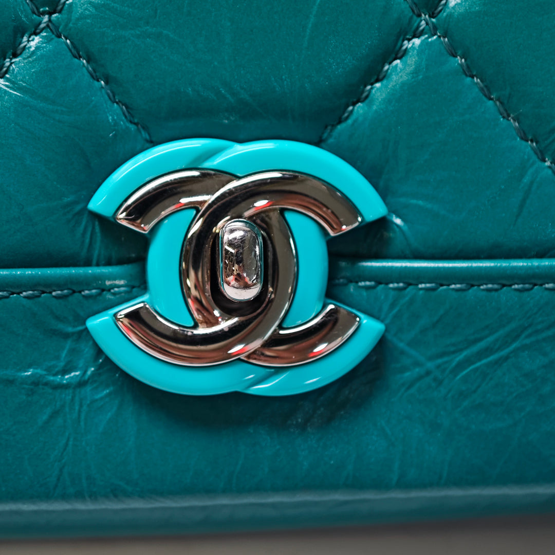 Chanel Small Matelassé Crumpled Cuir de veau Bi Vintage Rabat intégral