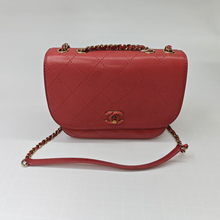 Chanel Small Surpiqué Cuir de veau Covered CC à rabat