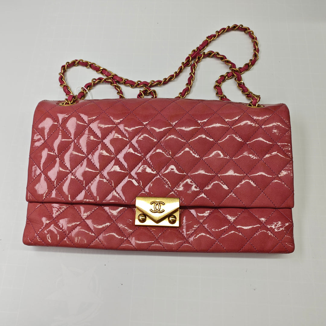 Chanel Matelassé froissé Cuir verni Pagoda Accordion à rabat