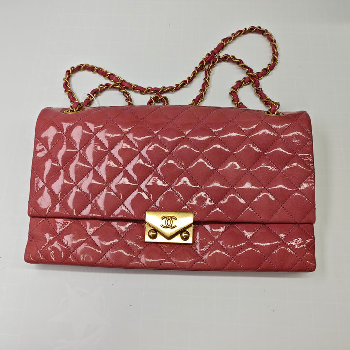 Chanel Matelassé froissé Cuir verni Pagoda Accordion à rabat