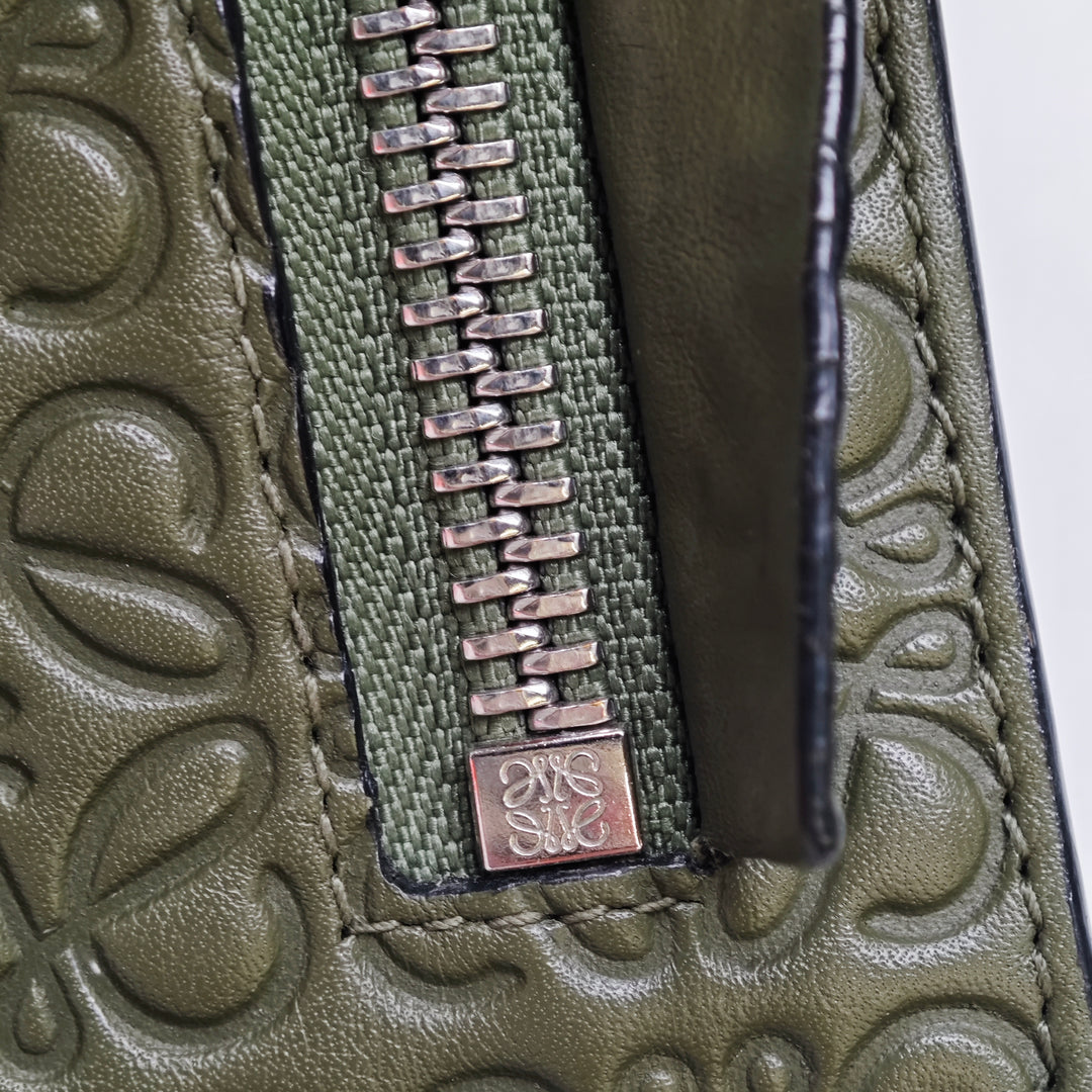 LOEWE embossé Cuir Anagram Repeat T Pochette