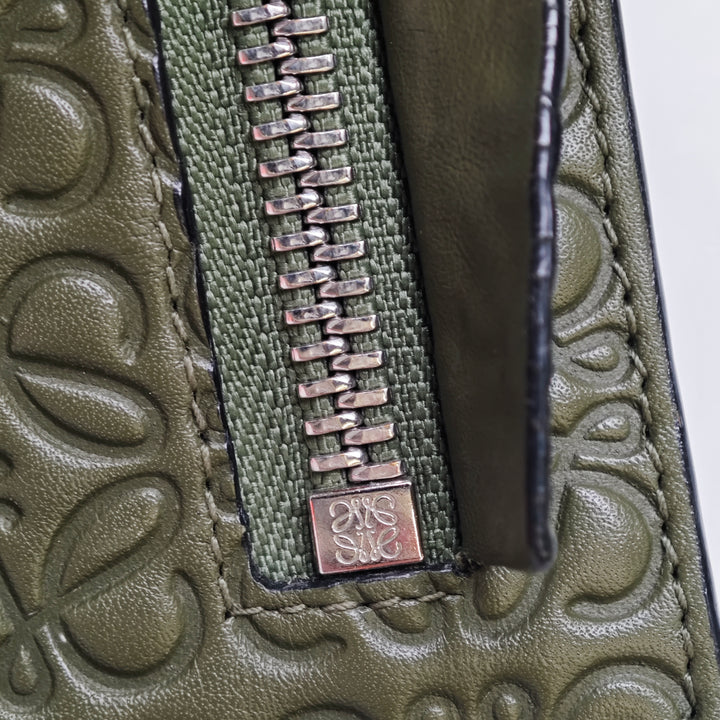 LOEWE embossé Cuir Anagram Repeat T Pochette