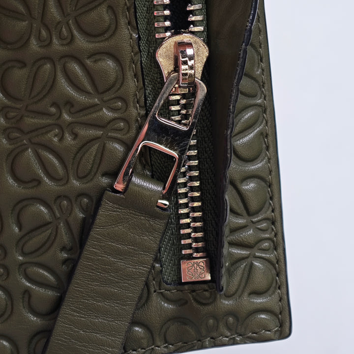 LOEWE embossé Cuir Anagram Repeat T Pochette