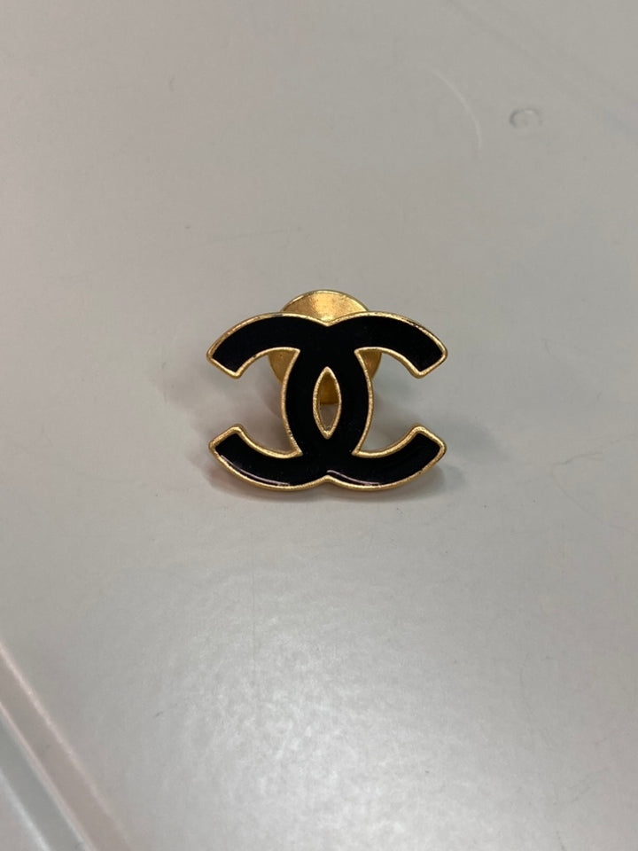 Chanel CC plaqué Émail Pin Broche