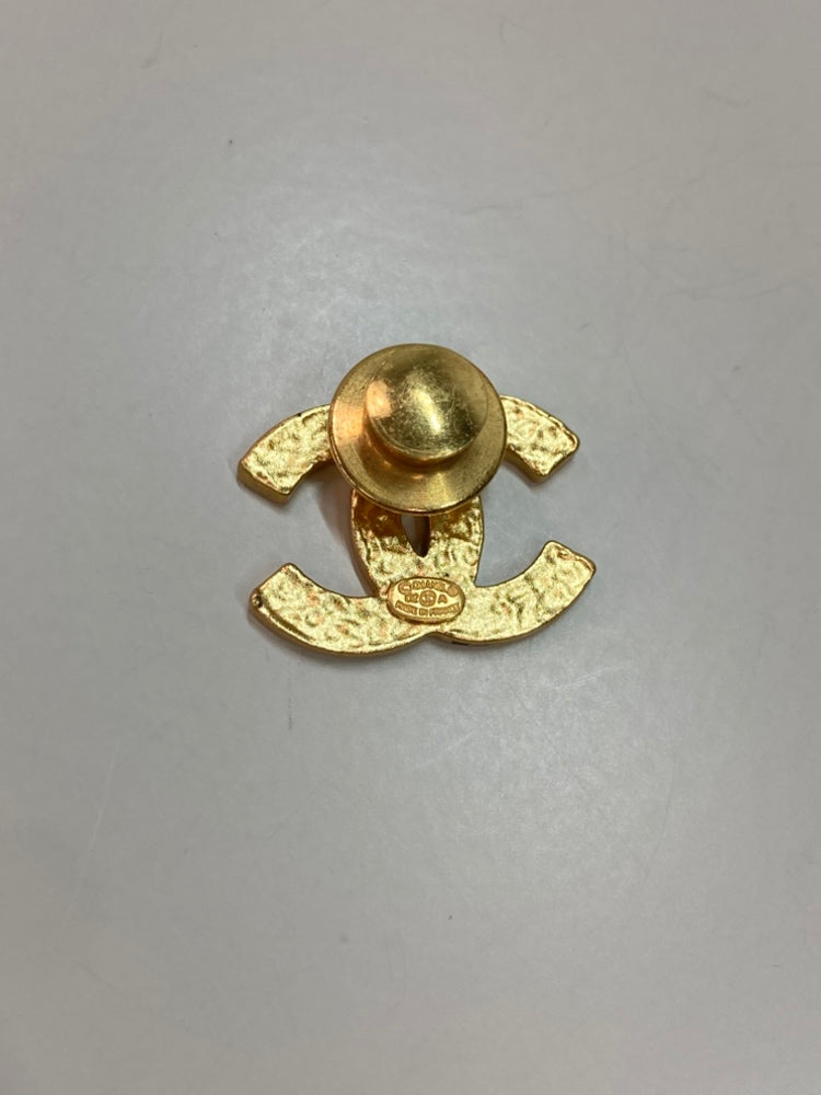 Chanel CC plaqué Émail Pin Broche