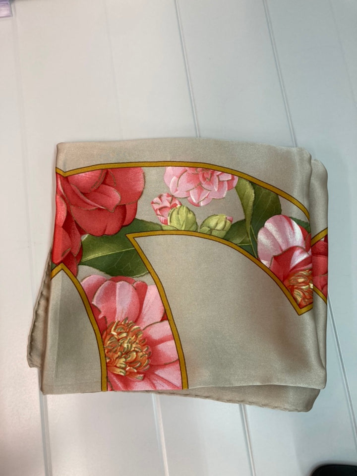 Chanel CC Camellia et Chain Soie Foulard 90