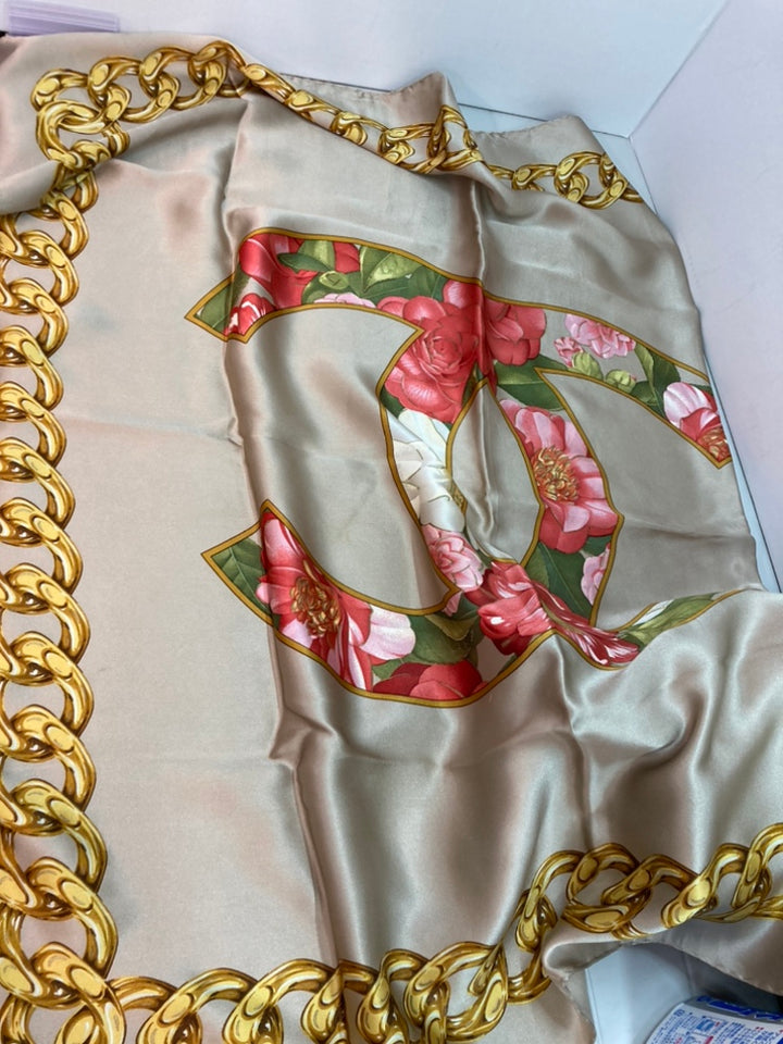 Chanel CC Camellia et Chain Soie Foulard 90
