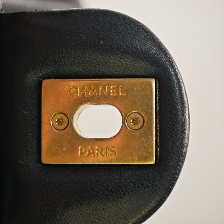 Chanel Mini Rectangular Chevron Cuir d’agneau Sac rond à chaîne à rabat