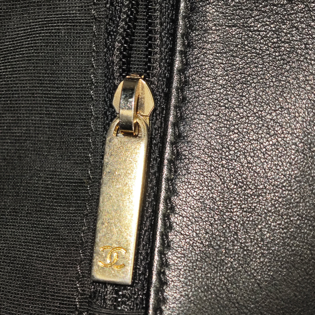 Chanel Mini Rectangular Chevron Cuir d’agneau Sac rond à chaîne à rabat