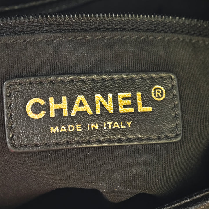 Chanel Mini Rectangular Chevron Cuir d’agneau Sac rond à chaîne à rabat