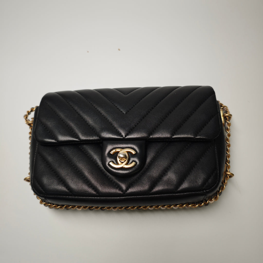 Chanel Mini Rectangular Chevron Cuir d’agneau Sac rond à chaîne à rabat