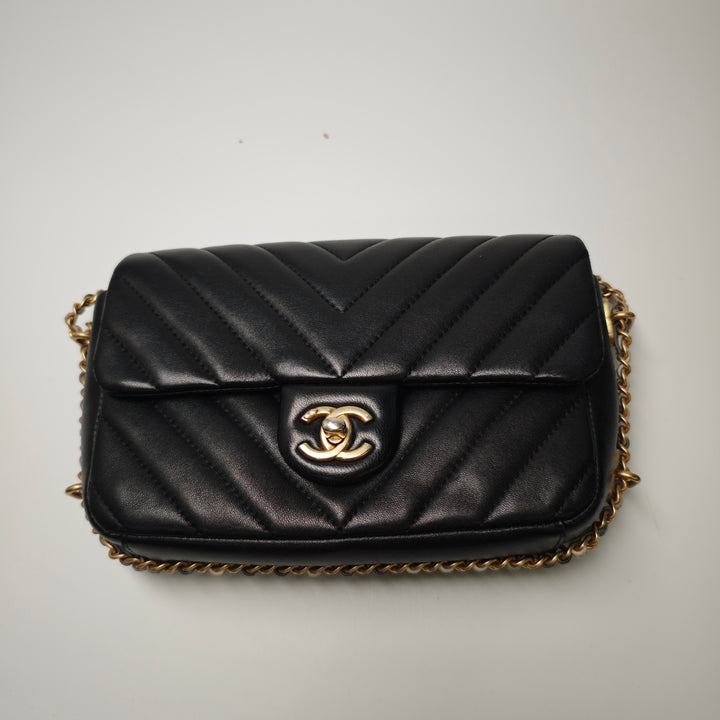 Chanel Mini Rectangular Chevron Cuir d’agneau Sac rond à chaîne à rabat