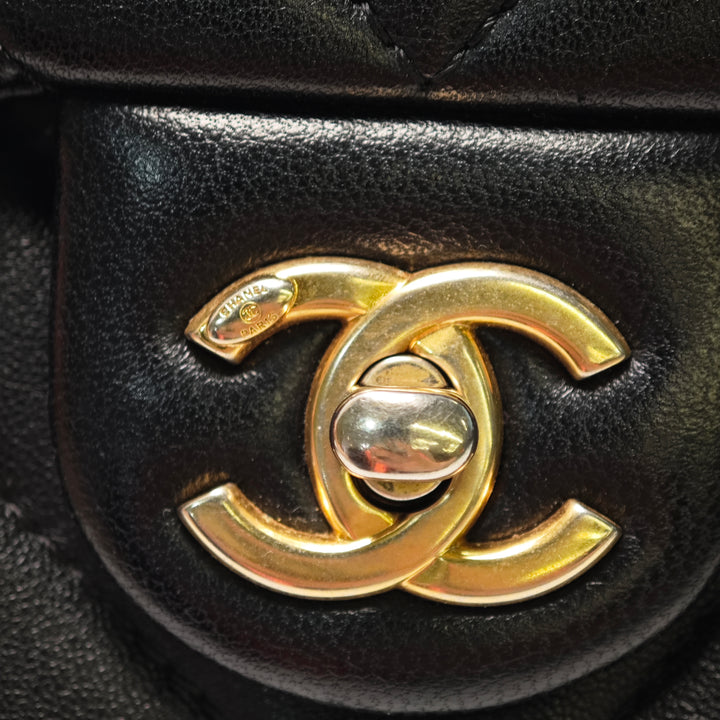 Chanel Mini Rectangular Chevron Cuir d’agneau Sac rond à chaîne à rabat