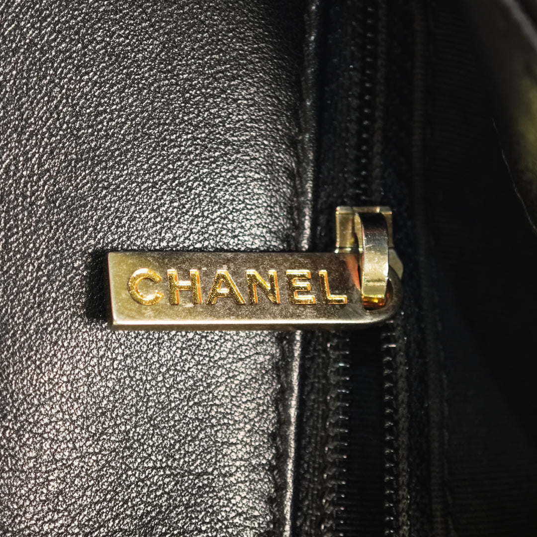 Chanel Mini Rectangular Chevron Cuir d’agneau Sac rond à chaîne à rabat