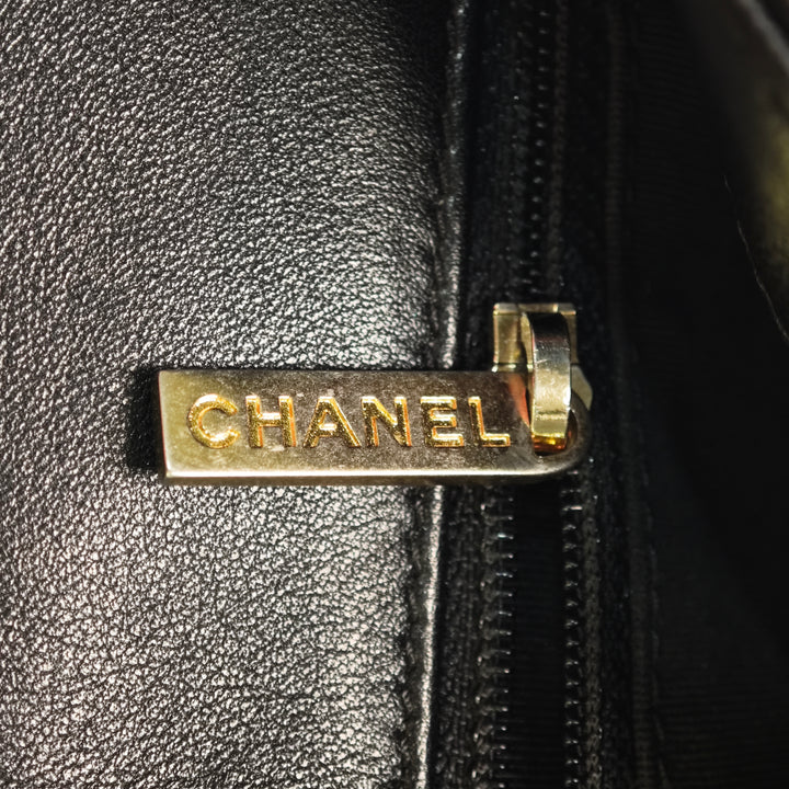 Chanel Mini Rectangular Chevron Cuir d’agneau Sac rond à chaîne à rabat