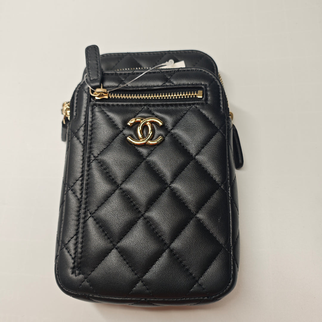 Chanel CC Matelassé Cuir d’agneau Phone Holder avec chaîne