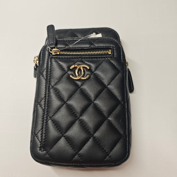Chanel CC Matelassé Cuir d’agneau Phone Holder avec chaîne