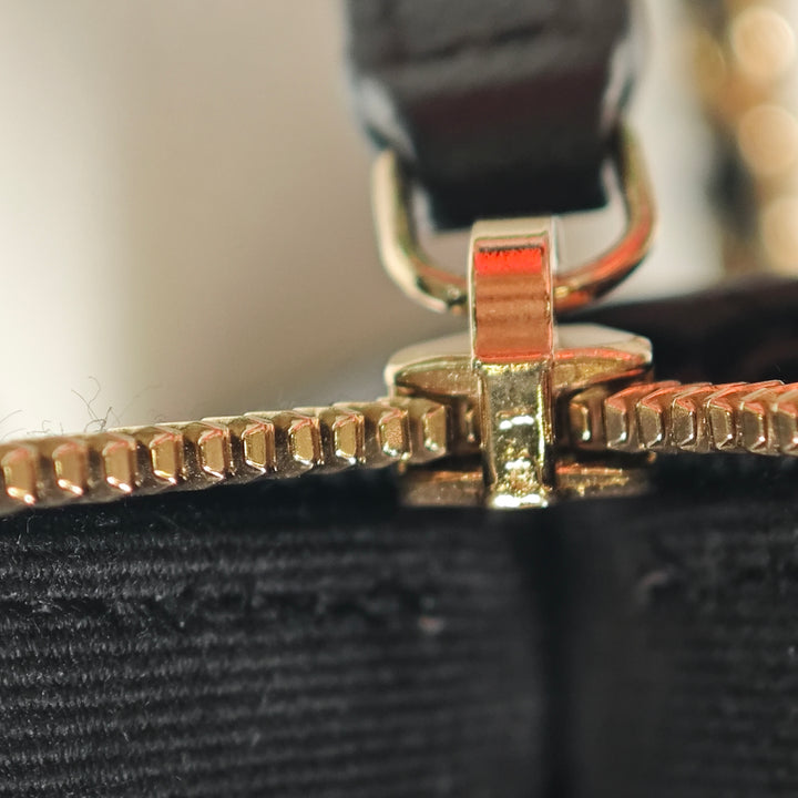 Chanel CC Matelassé Cuir d’agneau Phone Holder avec chaîne
