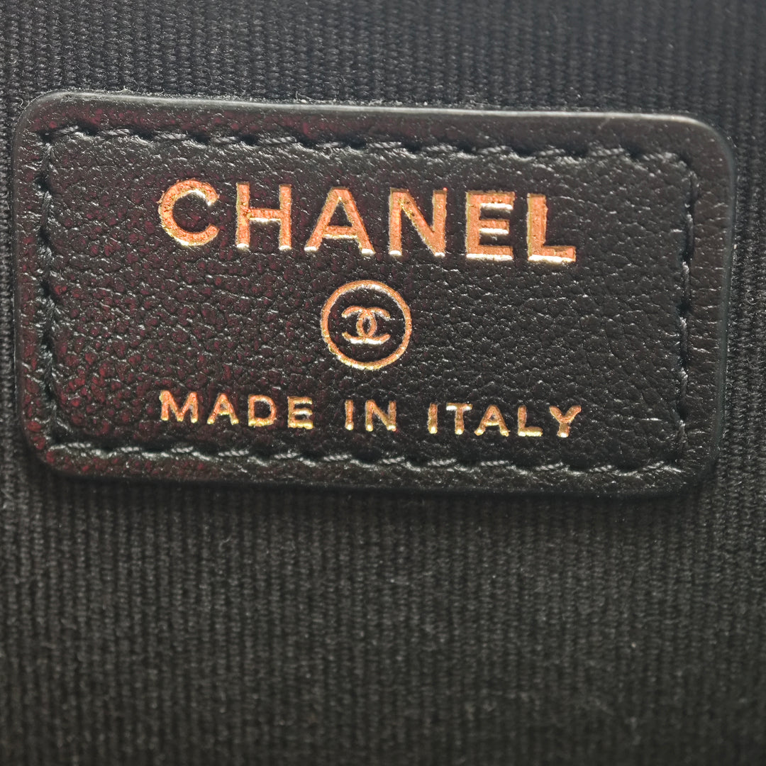 Chanel CC Matelassé Cuir d’agneau Phone Holder avec chaîne