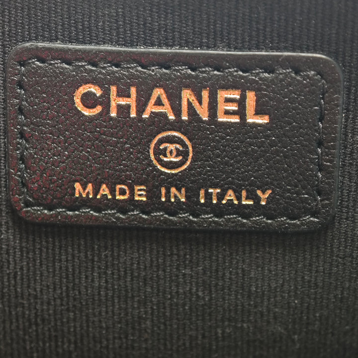 Chanel CC Matelassé Cuir d’agneau Phone Holder avec chaîne