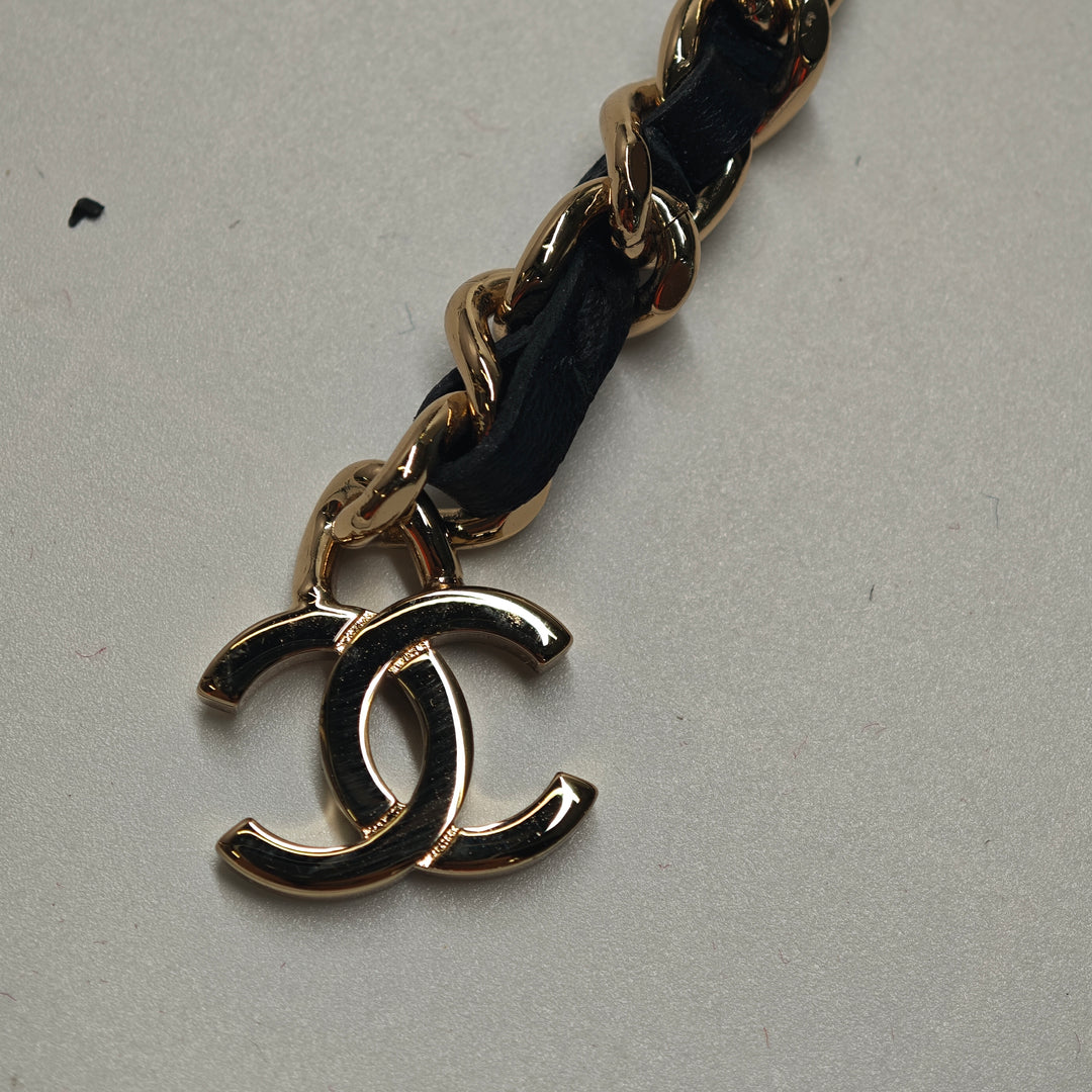 Chanel CC Matelassé Cuir d’agneau Phone Holder avec chaîne