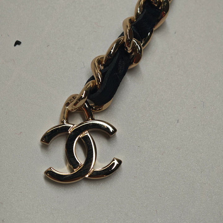 Chanel CC Matelassé Cuir d’agneau Phone Holder avec chaîne