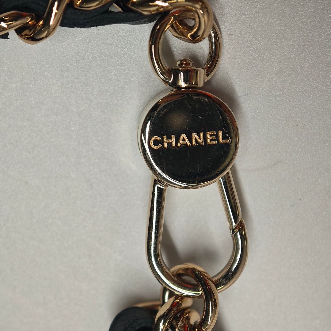 Chanel CC Matelassé Cuir d’agneau Phone Holder avec chaîne