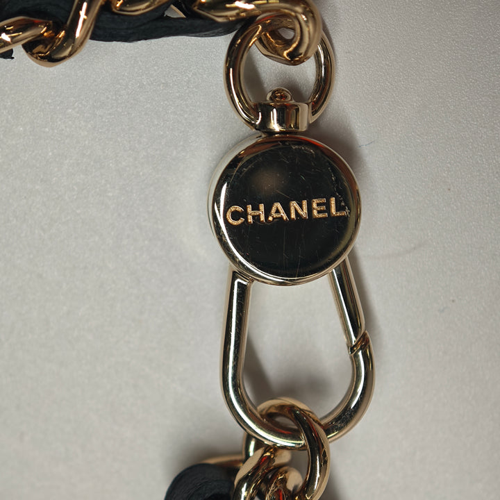 Chanel CC Matelassé Cuir d’agneau Phone Holder avec chaîne