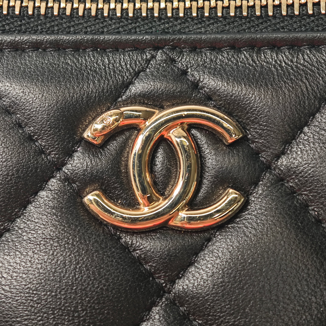 Chanel CC Matelassé Cuir d’agneau Phone Holder avec chaîne