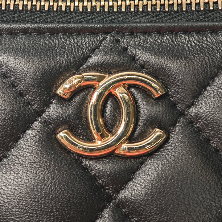 Chanel CC Matelassé Cuir d’agneau Phone Holder avec chaîne