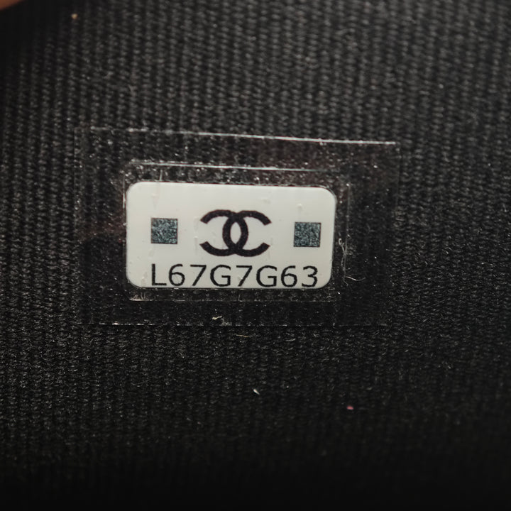 Chanel CC Matelassé Cuir d’agneau Phone Holder avec chaîne