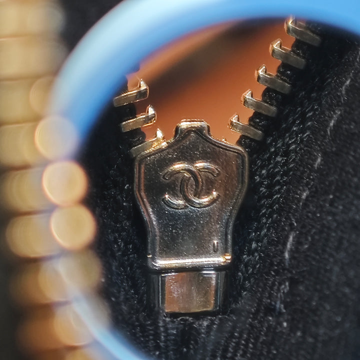 Chanel CC Matelassé Cuir d’agneau Phone Holder avec chaîne