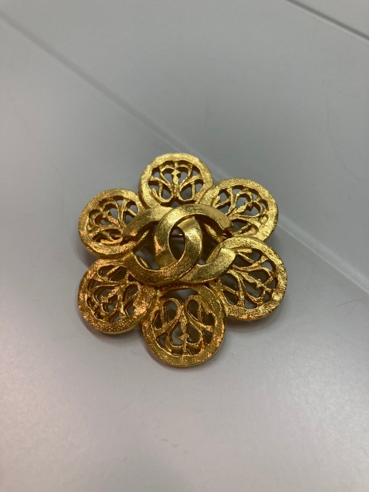 Chanel CC plaqué Flower Broche