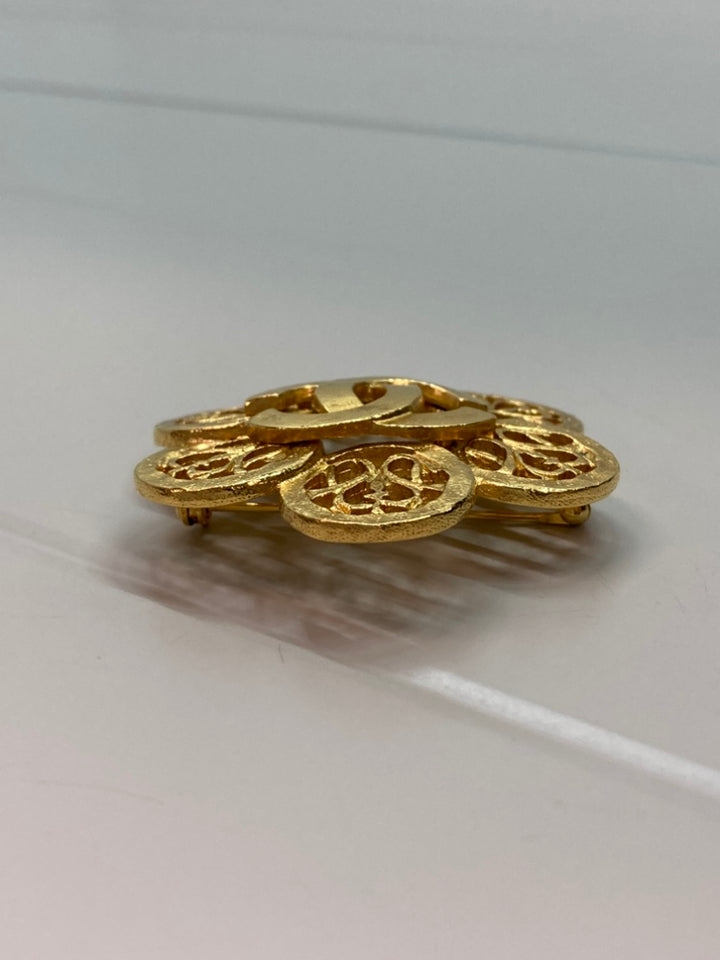 Chanel CC plaqué Flower Broche