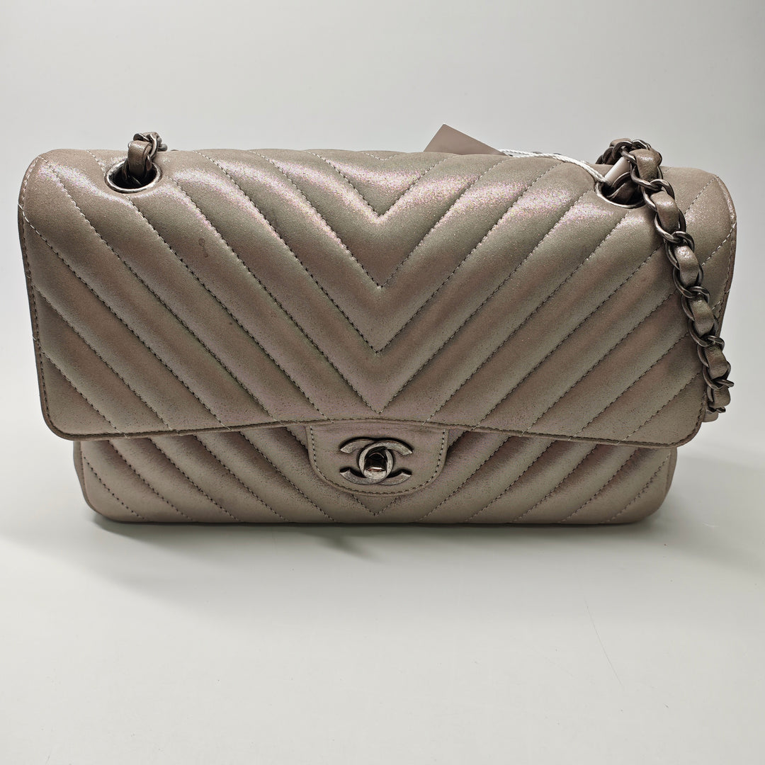 Chanel Medium Classic Chevron Iridescent Cuir d’agneau Double rabat