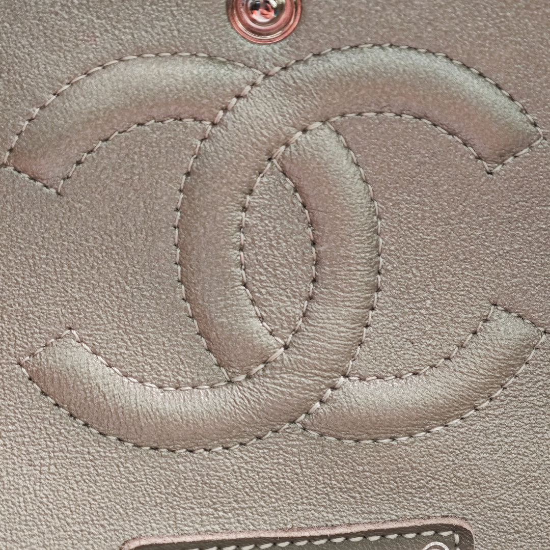 Chanel Medium Classic Chevron Iridescent Cuir d’agneau Double rabat