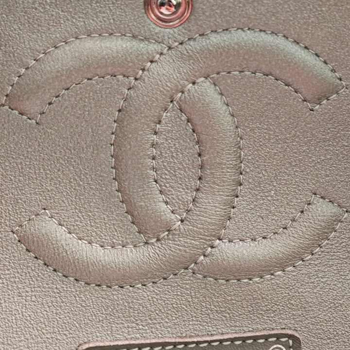 Chanel Medium Classic Chevron Iridescent Cuir d’agneau Double rabat