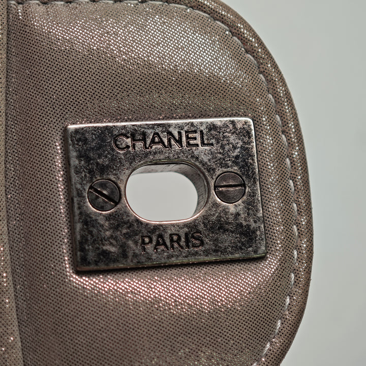 Chanel Medium Classic Chevron Iridescent Cuir d’agneau Double rabat