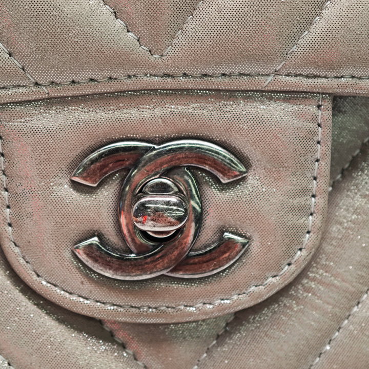 Chanel Medium Classic Chevron Iridescent Cuir d’agneau Double rabat