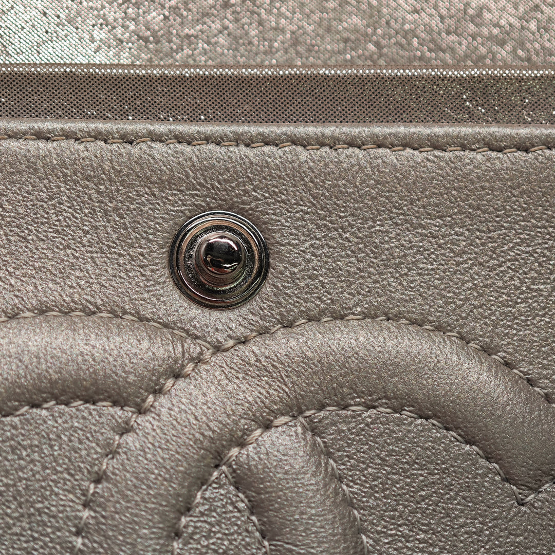 Chanel Medium Classic Chevron Iridescent Cuir d’agneau Double rabat