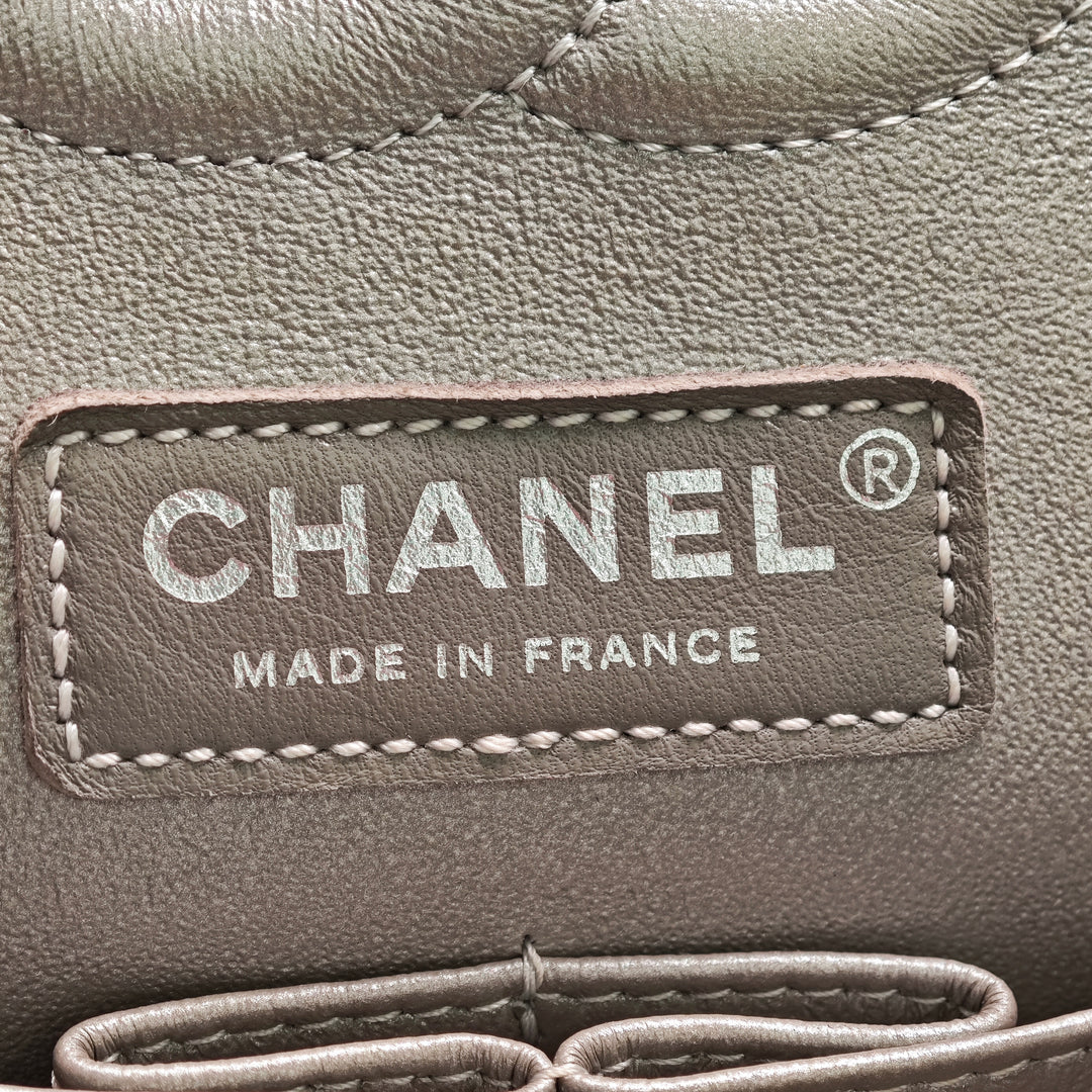 Chanel Medium Classic Chevron Iridescent Cuir d’agneau Double rabat