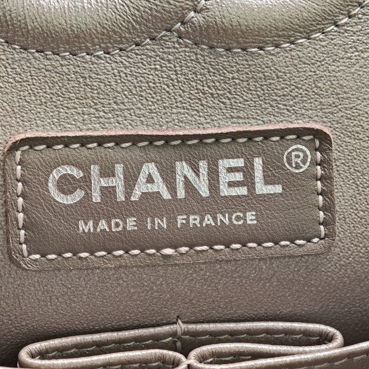 Chanel Medium Classic Chevron Iridescent Cuir d’agneau Double rabat