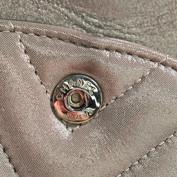 Chanel Medium Classic Chevron Iridescent Cuir d’agneau Double rabat