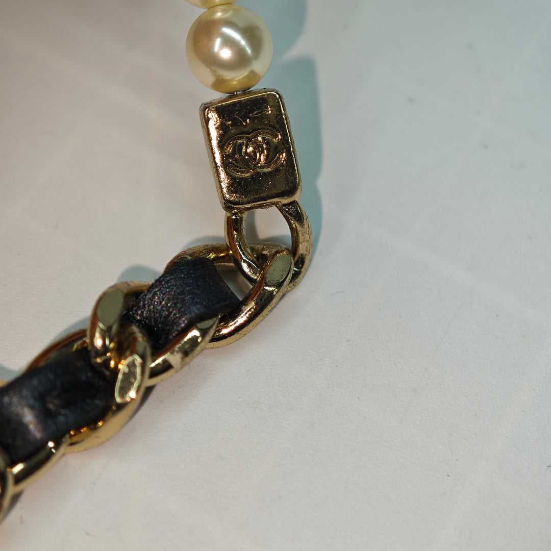 Chanel CC Matelassé Iridescent Cuir d’agneau Perle Rond Pochette avec chaîne