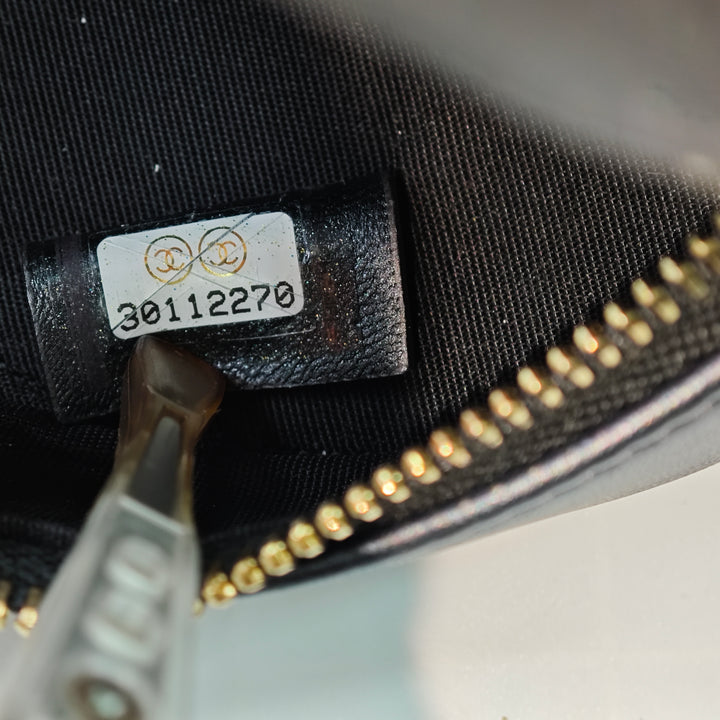Chanel CC Matelassé Iridescent Cuir d’agneau Perle Rond Pochette avec chaîne