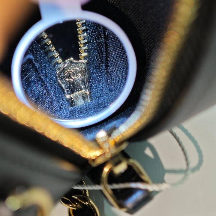 Chanel CC Matelassé Iridescent Cuir d’agneau Perle Rond Pochette avec chaîne