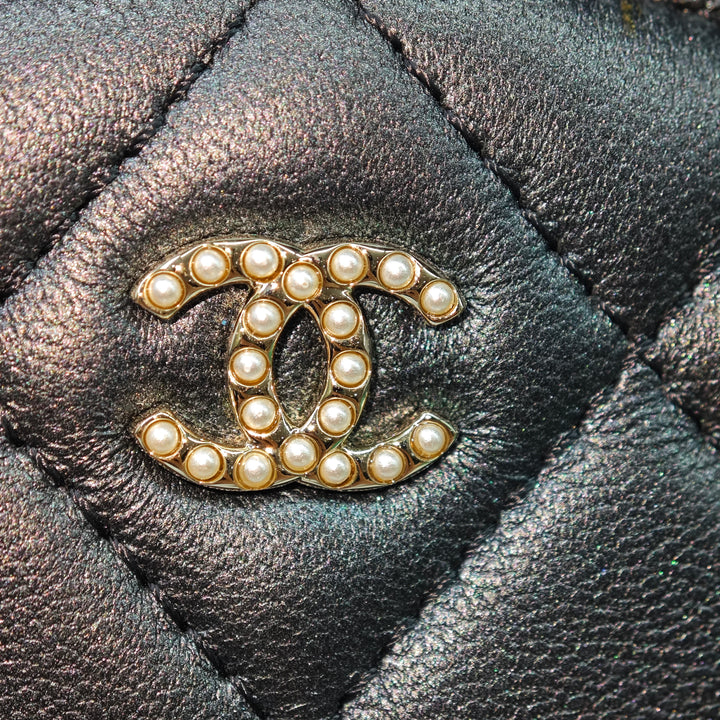 Chanel CC Matelassé Iridescent Cuir d’agneau Perle Rond Pochette avec chaîne