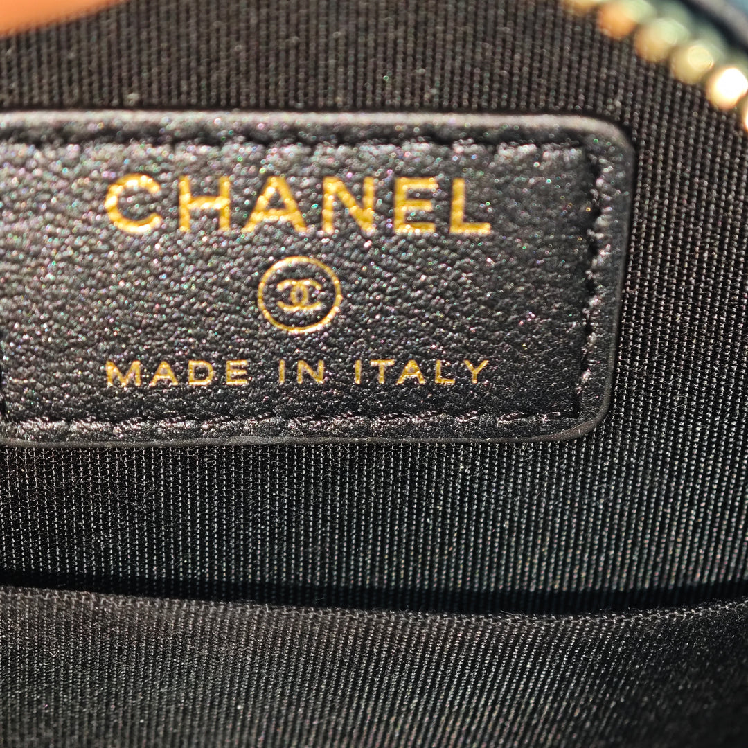 Chanel CC Matelassé Iridescent Cuir d’agneau Perle Rond Pochette avec chaîne
